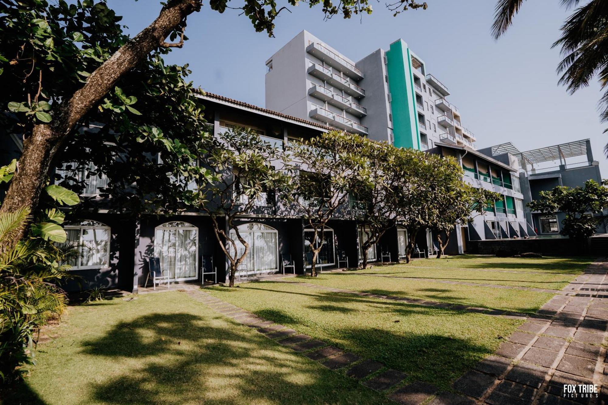 Earl'S Regent Negombo Hotel Exterior foto